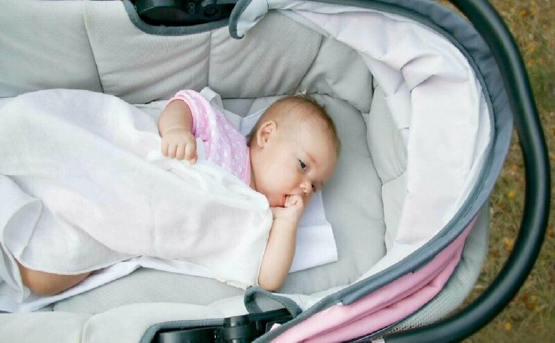 проблемы со сном на прогулке у трехмесячных детей ‒ это просто знак для их родителей, что пора пересмотреть режим дня