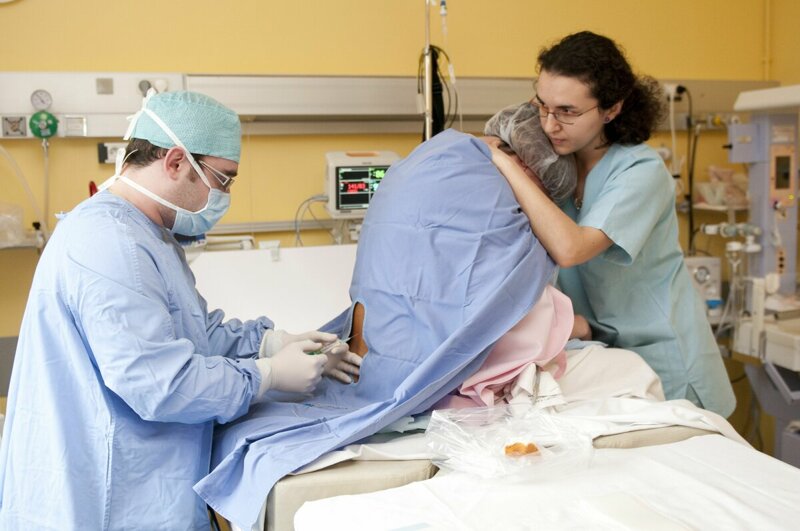 анестезиолог-реаниматолог в обязательном порядке присутствует при проведении кесарева сечения