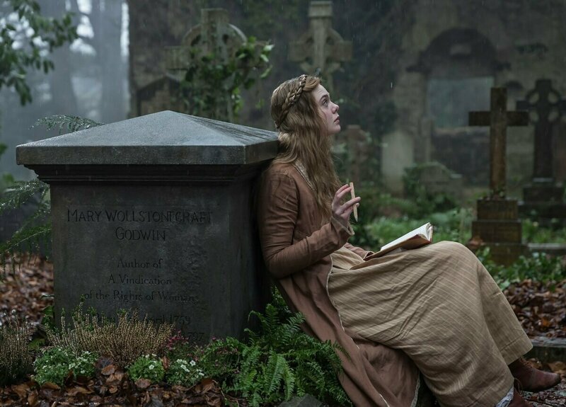 Мэри писала рассказы и стихи, уединяясь для творчества на кладбище, у надгробия матери.
