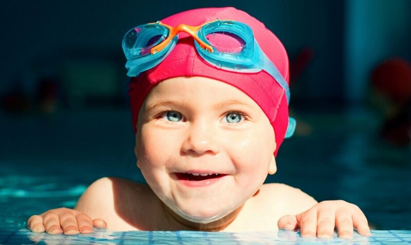 единственным занятием, приносящим безусловную пользу здоровью, практически не имеющим противопоказаний и не ограниченным возрастными рамками, является плавание. 