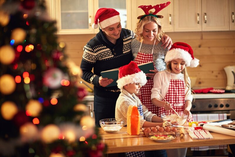 Подключайте ребенка и к кулинарной части праздничной подготовки
