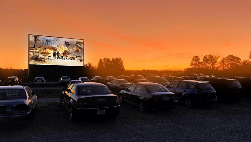  Можно приехать в кинотеатр, где смотрят фильмы прямо из собственного автомобиля.