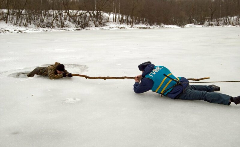 Как помочь провалившемуся под лед