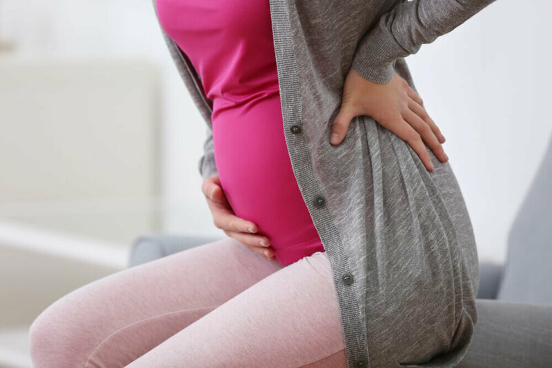Сильные и продолжительные боли в спине при беременности, в особенности на ранних сроках, могут быть признаком патологического процесса