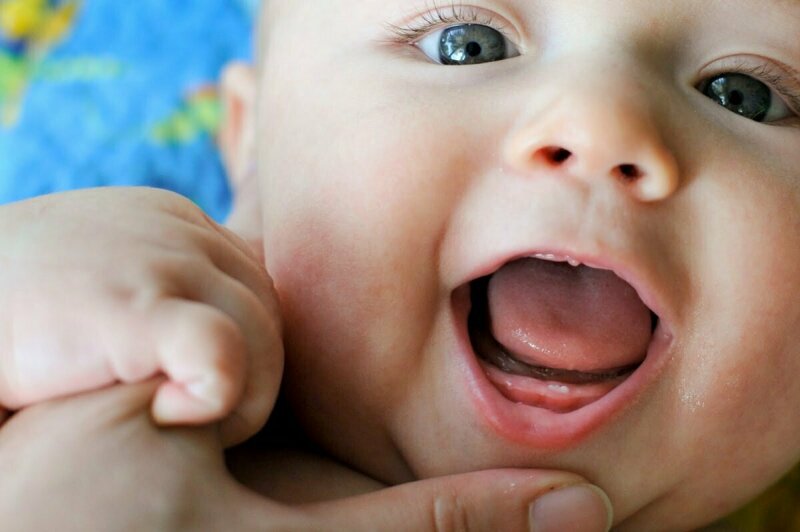 Привет, зубастик! Когда появляются первые зубы и как помочь малышу