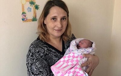 Женщина успешно родила дочь, выношенную вне матки