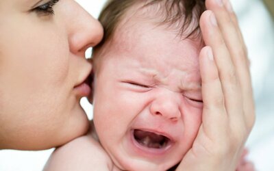 Почему плачет новорожденный, как и сколько может плакать младенец. Нужно ли сразу успокаивать плачущего младенца? Вреден ли плач для новорожденных.