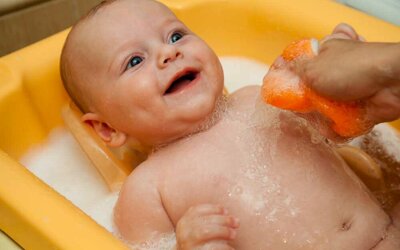 как правильно держать малыша, какие приспособления нужны и полезны для водных процедур?