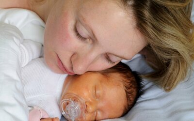 Кожа почти половины доношенных новорожденных детей на вторые-третьи сутки после рождения желтеет