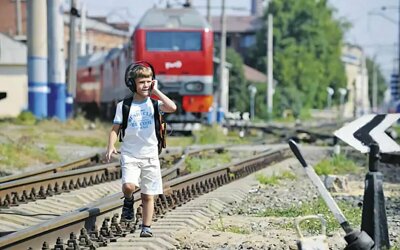  железнодорожные травмы – это в чистом виде подростковая история, когда поезд не слышно из-за наушников.