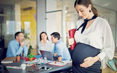  Трудовой договор, окончание которого пришлось на период беременности сотрудницы, в общем случае нужно продлить до окончания беременности.