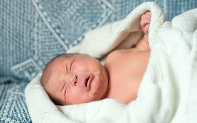 Почему плачет малыш? 8 причин плача новорожденного